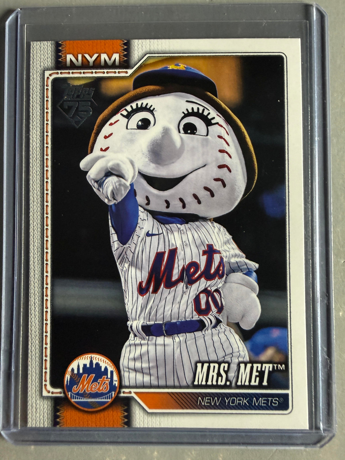 2026 Topps #M-14 Mrs. Met Mascots